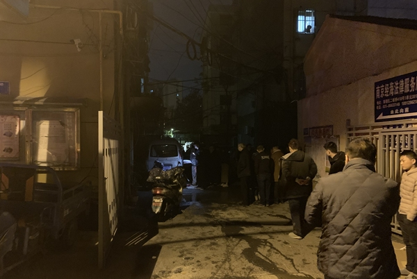 老小区深夜失火 电瓶车私拉乱接充电惹祸